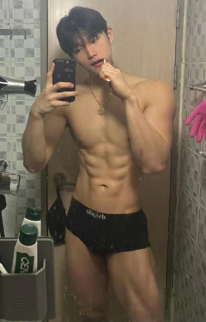 找母狗，本人有腹肌18厘米，找母狗聊骚文爱，母狗加我Q15114167599